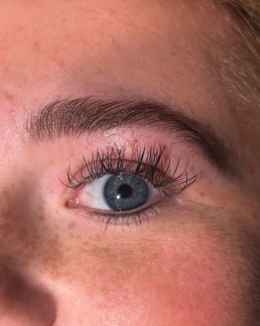 What is the best way to dye your eyebrows at home